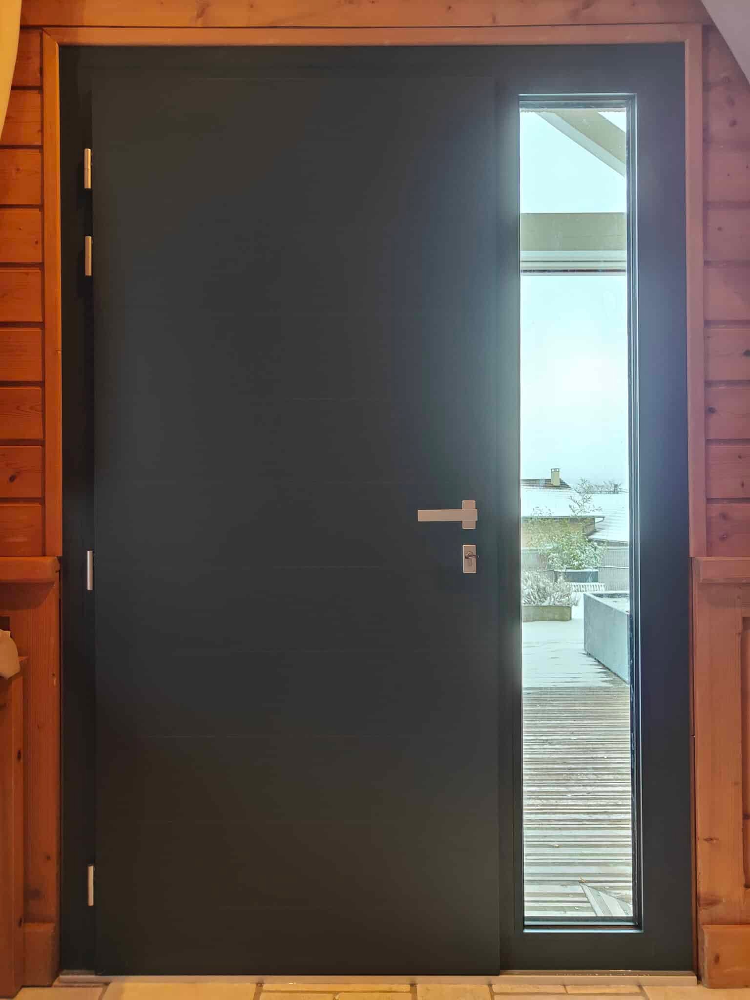 Installation d'une porte d'entrée à Montferrat